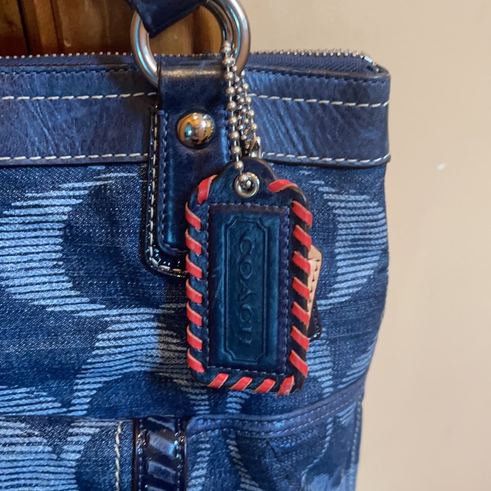 Gently used Coach purse in excellent condition!